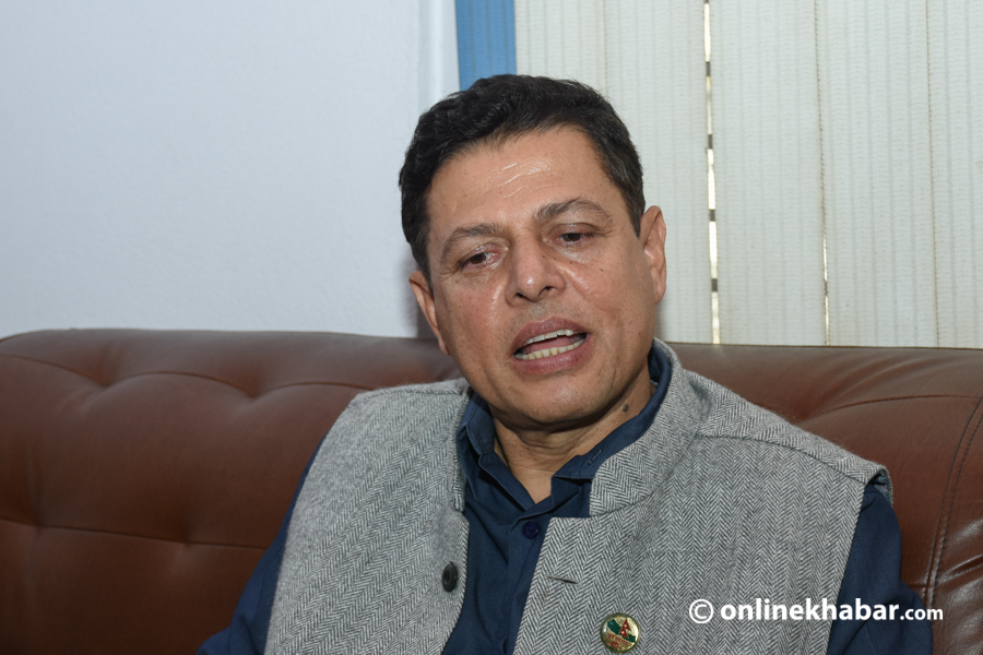 केपी ओलीले प्रधानमन्त्री र अध्यक्षमध्ये एक छाड्नुपर्छ : खतिवडा