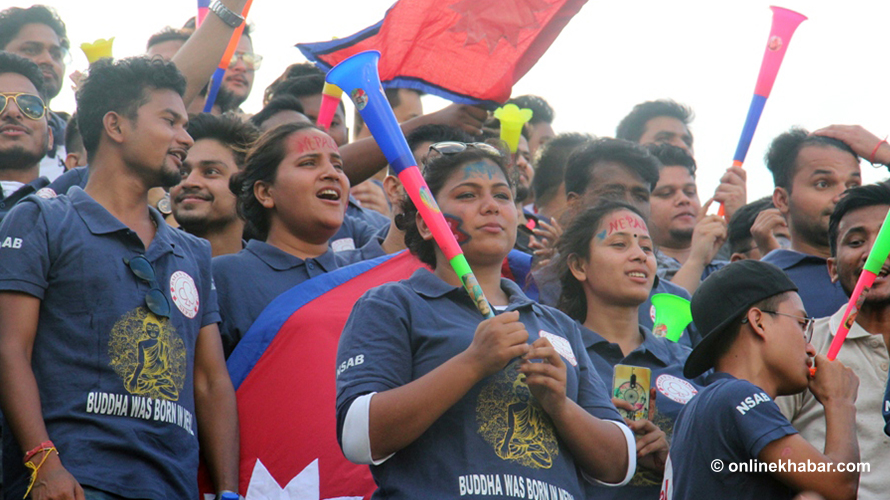 नेपाली फुटबल फ्यान: जो खेलाडीलाई पछ्याउँदै बंगलादेश पुगे