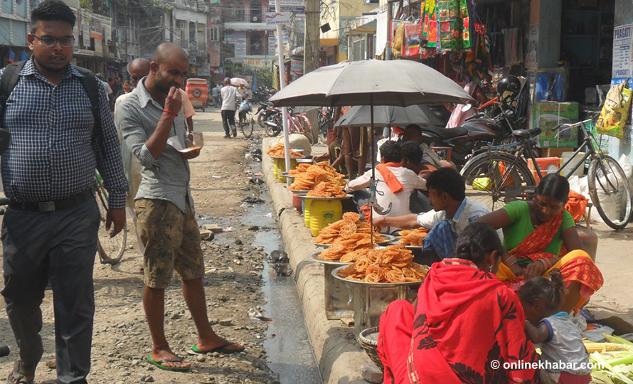 वीरगञ्जको सडकमा नाला छेउमै पाक्छ जेरी