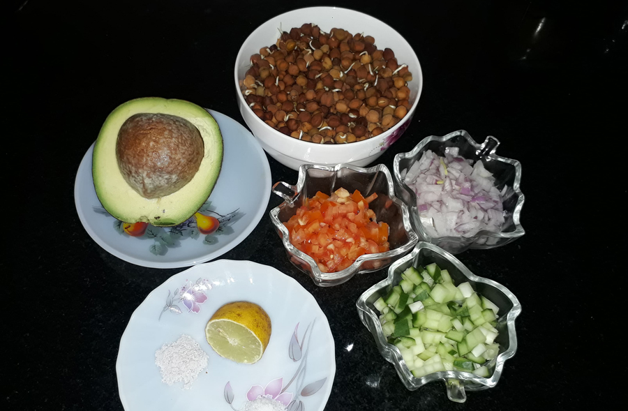 छिटो, मिठो र सजिलोः यसरी बनाउने एभोकाडो र चनाको सलाद