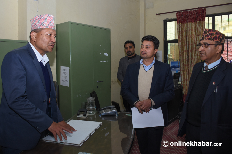 मन्त्री विष्टको प्रश्न : उहाँका श्रीमानलाई कहिले झिकाइदिनुहुन्छ ?