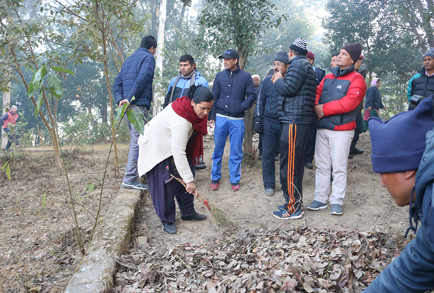 कर्णाली सरकारको श्रमदिनः कालीकोटमा मुख्यमन्त्री र मन्त्रीले लगाए झाडु