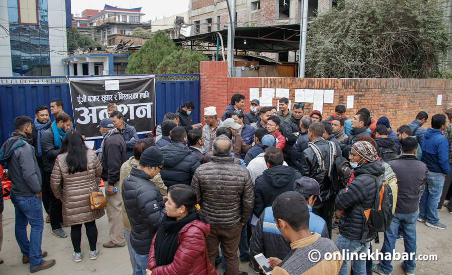 कसले माग्दैछ अर्थमन्त्री र गभर्नरको राजीनामा ?