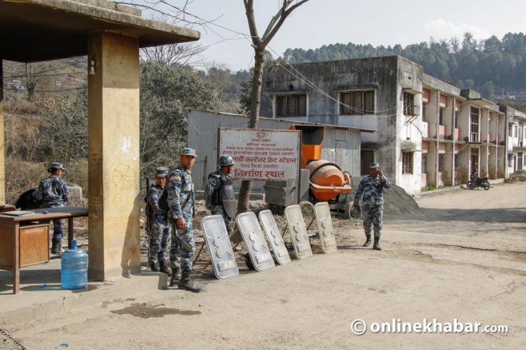 चोभारवासीको पीडा : दिउँसो घरभित्रै नजर बन्द, राति घर छाड्न बाध्य
