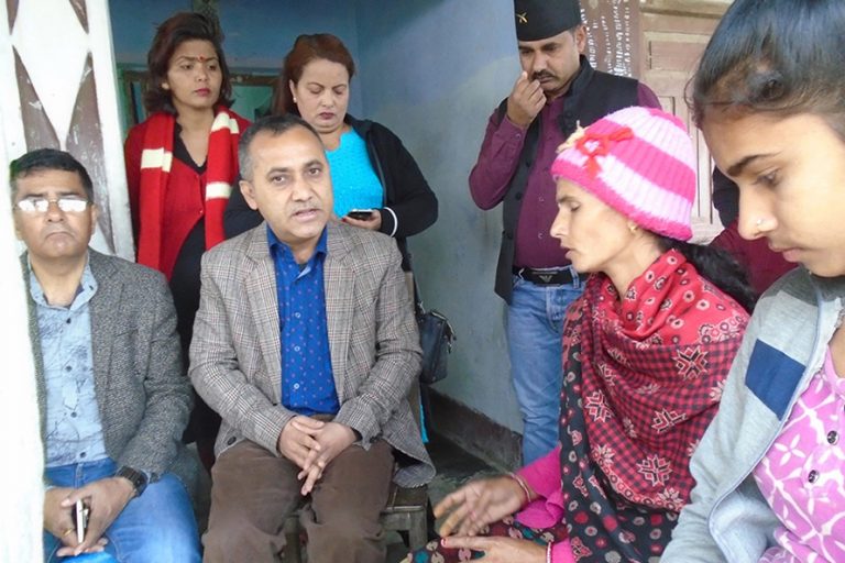 निर्मलाको घर पुगेर विश्वप्रकाशले भने– न्यायका लागि कांग्रेस सडक र सदनबाटै लड्छ 