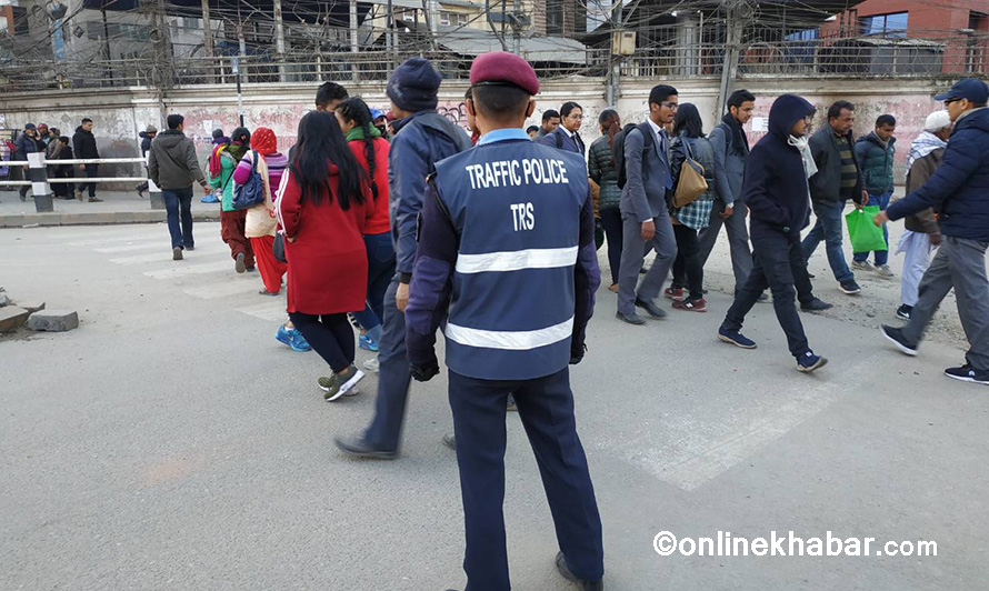 पैदलयात्रुलाई जेब्राक्रस र आकाशेपुल देखाउँदै महानगरपालिका !