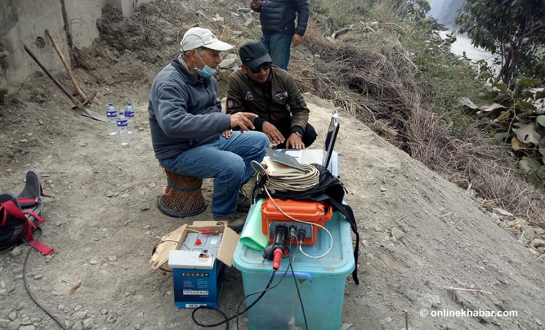 नारायणगढ मुग्लिन सडकको जोखिमपूर्ण ठाउँमा भौगर्भिक अध्ययन