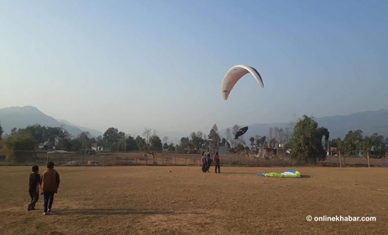 पोखरामा प्याराग्लाइडिङ दुर्घटना : चालकको मृत्यु, यात्रु घाइते