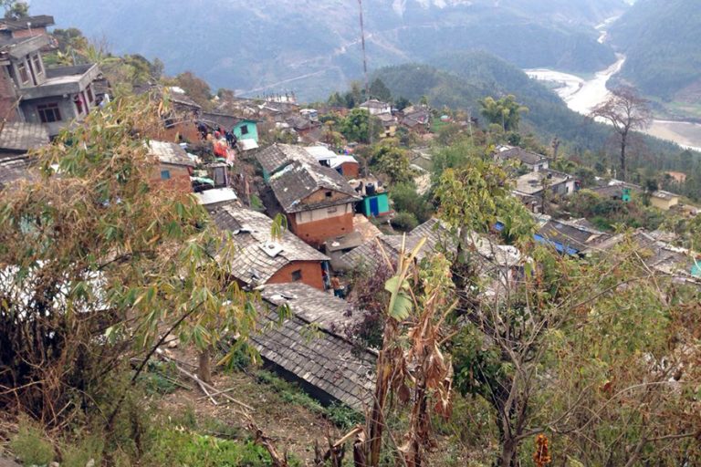 गाउँभरिका बिरामीमा कोरोनाको लक्षण, धामी र जडीबुटीकै भर
