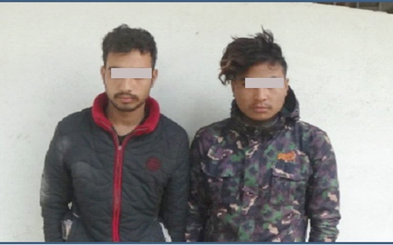प्रहरीलाई घुस दिने दुईजना टिपर चालक पक्राउ