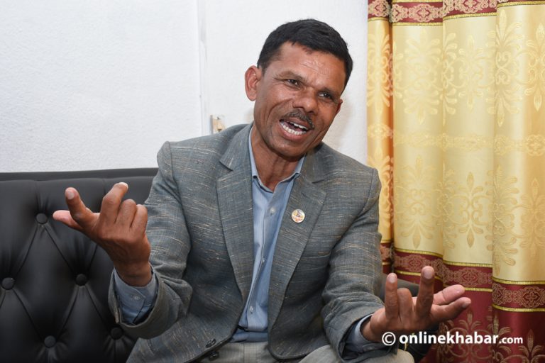 लोकतन्त्र फालेर सत्ता हामीलाई सुम्प भन्ने माग कहीँ हुन्छ ?
