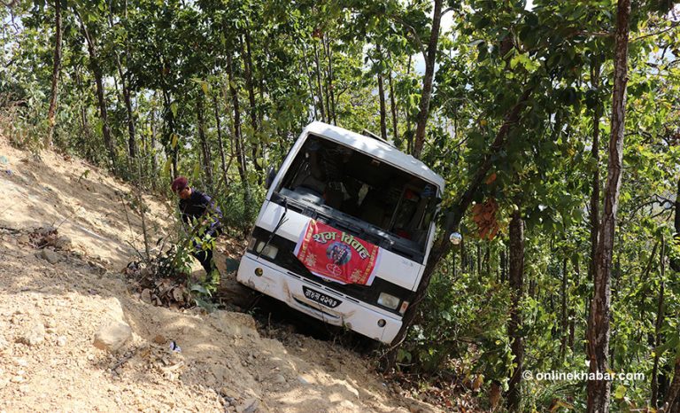 मकवानपुरमा जन्तीबस दुर्घटना, २ जनाको मृत्यु