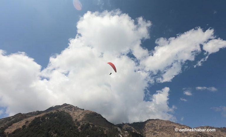पोखरामा सोलो प्याराग्लाइडिङ उडान फुकुवा