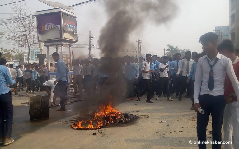 वीरगञ्जमा एसईईका विद्यार्थीका उग्र प्रदर्शन, सुरक्षाकर्मीसहित दर्जन बढी घाइते