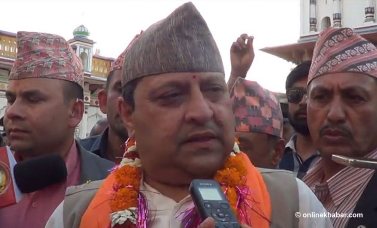 पूर्वराजाले पृथ्वीनारायण शाहको शालिकमा माल्यार्पण गर्ने