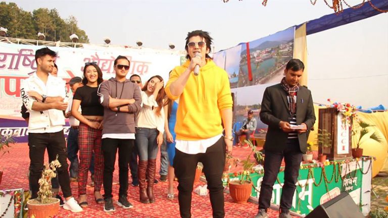 औद्योगिक मेलामा सलिन पुग्दा देखियो यस्तो क्रेज