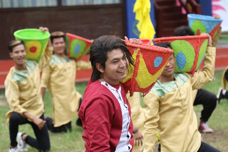 ‘चट्ट रुमाल क्या मालुम’मा सलिन र मल्लिकाको यस्तो डान्स