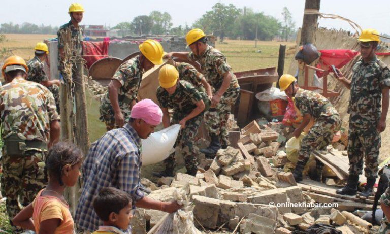 हावाहुरी प्रभावित क्षेत्रमा सेनाले यसरी गर्दैछ काम (तस्वीरहरु)