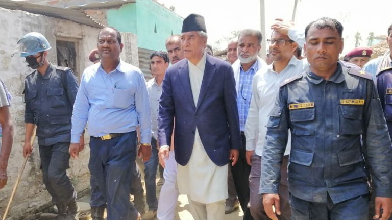 फेटा पुगे देउवा, २५ लाख सहयोग गर्ने घोषणा