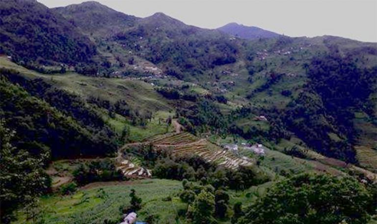 चट्याङबाट बच्न रक्सी छर्केर घरभित्र पस्छन् फलामखानीवासी
