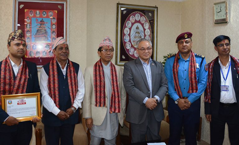 गृहसचिव र आईजीपीलाई गृहमन्त्रीको पुरस्कार