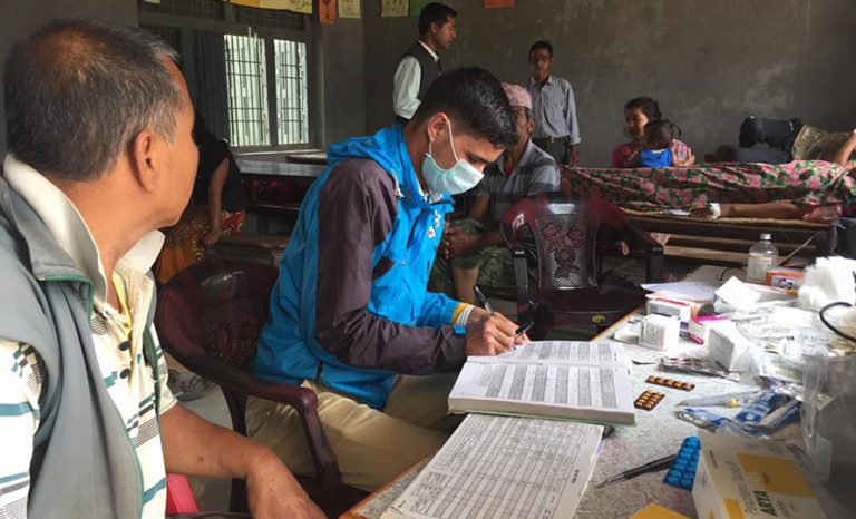 झाडापखाला प्रभावित क्षेत्रमा सचेतना कार्यक्रम गर्दै डब्लुएचओको टोली