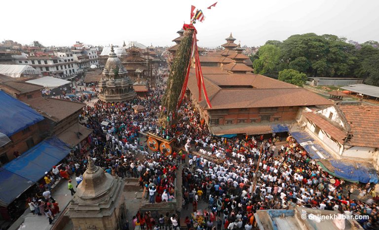 दशैंसम्म रथयात्रा नगरे रातो मत्स्येन्द्रनाथलाई भक्तपुरले दाबी गर्ने
