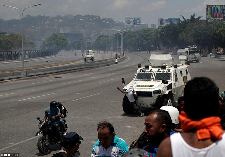 भेनेजुएला संकट : सेनाले प्रदर्शनकारीमाथि बख्तरबन्द गाडी कुदायो