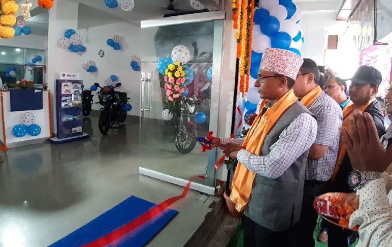 बजाजको नयाँ शोरुम मोरङमा