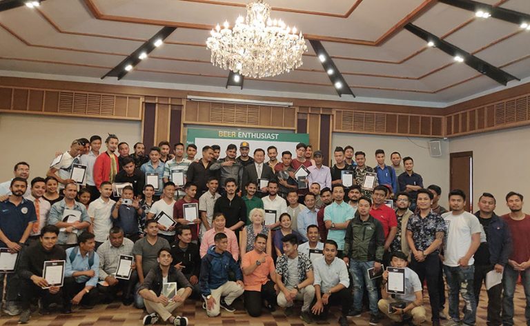गोर्खा ब्रुअरीद्वारा बार स्टाफलाई तालिम
