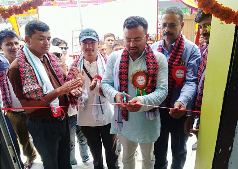 सर्लाहीमा खुल्यो जेसीबीको आउटलेट