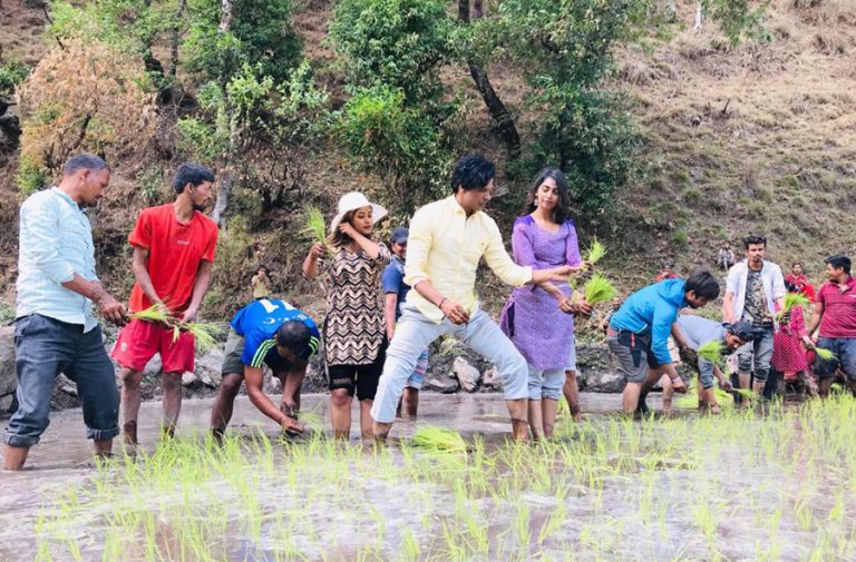 ‘साङ्लो’मा विराज र निकिताको यस्तो लुक्स