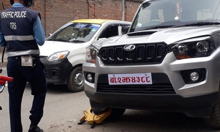 गृह मन्त्रालयको गाडीमा ट्राफिक प्रहरीको लक