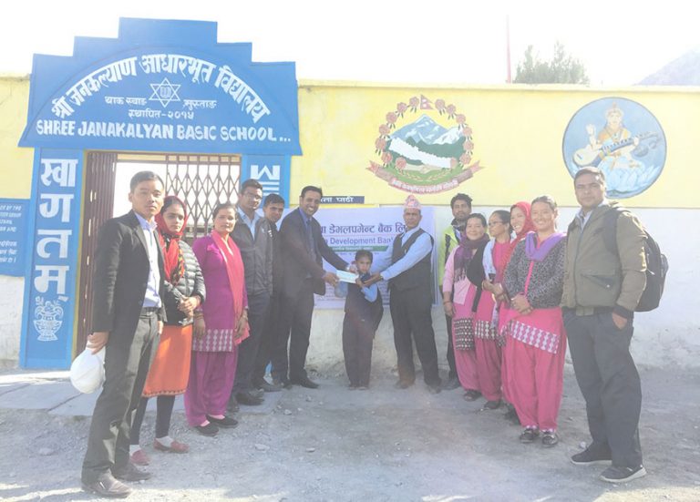 सांग्रिला डेभलपमेन्ट बैंकद्वारा विद्यार्थीलाई सहयोग