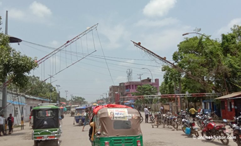 भन्सारबाट भित्र्याएका गाडीबाट ३३ वटा मोवाइल बरामद