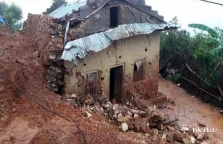भोजपुरमा पहिरोले घर पुरिँदा एकै परिवारका ३ जना वेपत्ता
