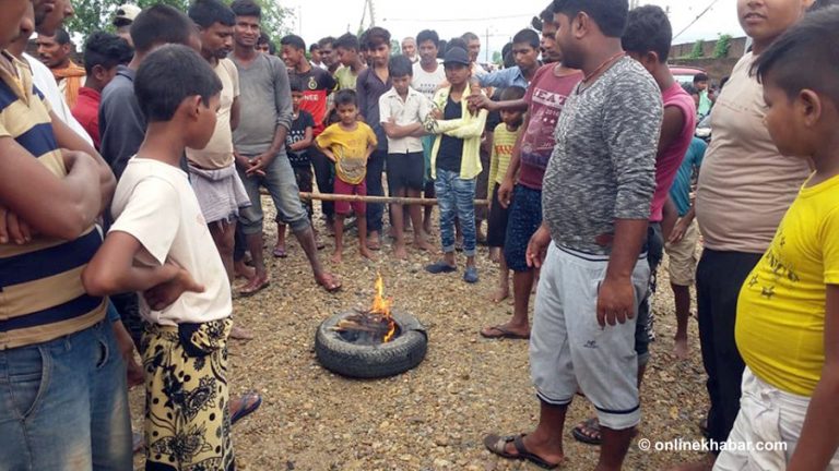 पानी निकासको व्यवस्था नगर्दा बस्ती डुबेको भन्दै विरोध प्रदर्शन