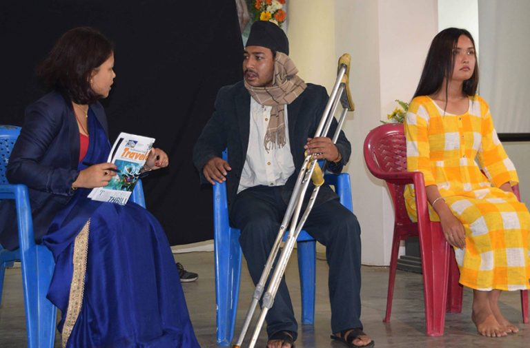 काठमाडौंमा नाटक ‘अझै दुख्छ घाउ’को मञ्चन