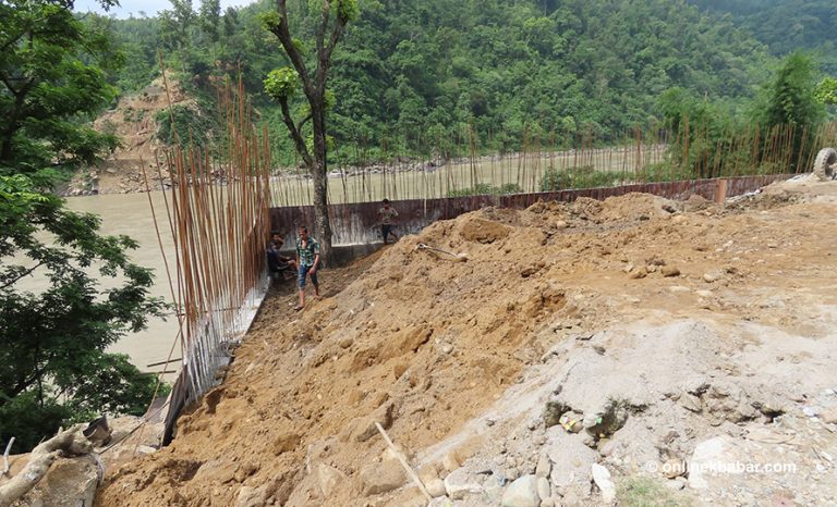 दासढुंगामा कंक्रिट पर्खाल निर्माण गरेको भन्दै आपत्ति