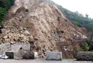 इलामको बागखोरमा पहिरोले ट्रक पुरियो,  मेची राजमार्ग अवरुद्ध