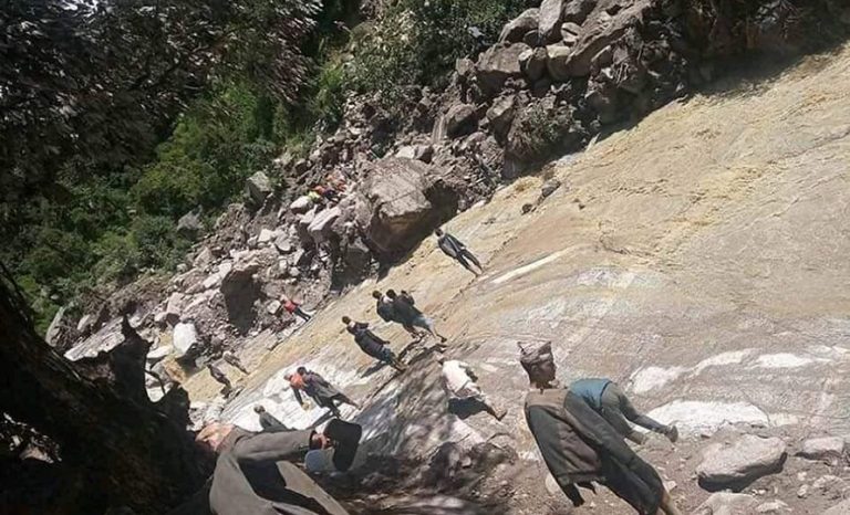 शुक्रबार रातिदेखि अवरूद्ध कर्णाली राजमार्ग अझै खुलेन