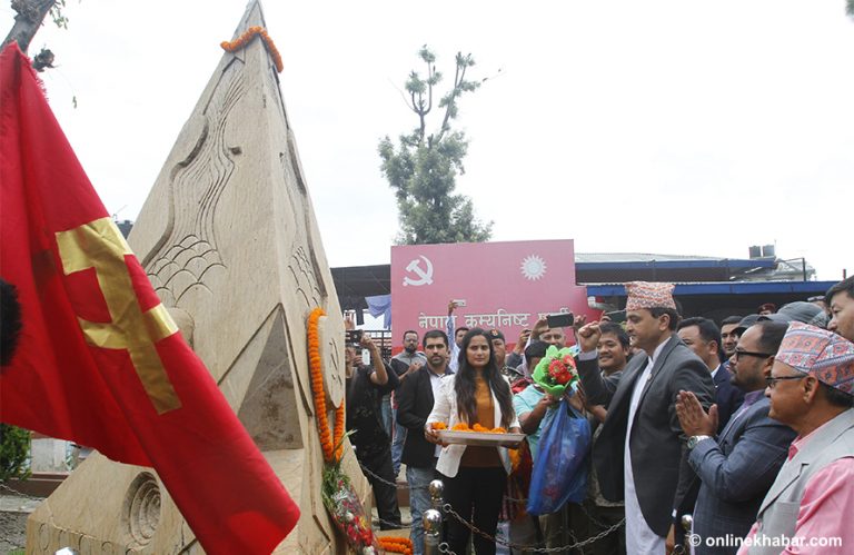 पेरिसडाँडा पुगे पर्यटनमन्त्री, जनयुद्धका सहिदप्रति श्रद्धाञ्जली अर्पण
