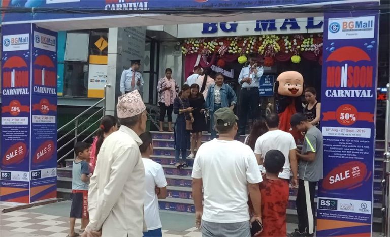 बसपार्कको मलमा अनुगमन टोलीलाई ब्यापारीको घेराबन्दी