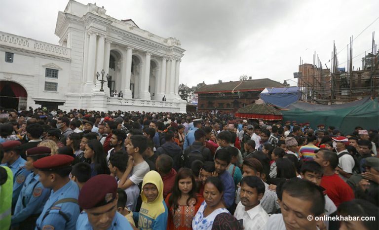 इन्द्रजात्रामा राष्ट्रपति आउनुपूर्व बसन्तपुरबाट २४८ थान कालो टिसर्ट बरामद