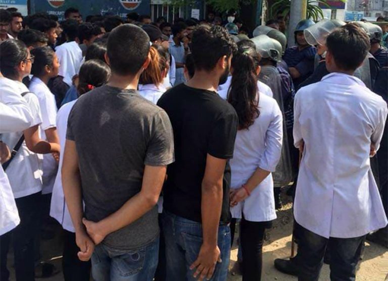 चितवन मेडिकल कलेजमा विद्यार्थी र प्रहरीबीच झडप