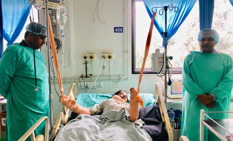 एसिड आक्रमणमा परेकी मुस्कानलाई भेट्न अस्पताल पुगे मुख्यमन्त्री राउत
