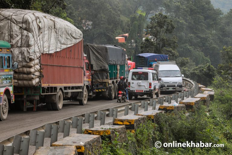 एम्बुलेन्सले नै पाउँदैनन् बाटो, कसरी गर्ने समाधान ?