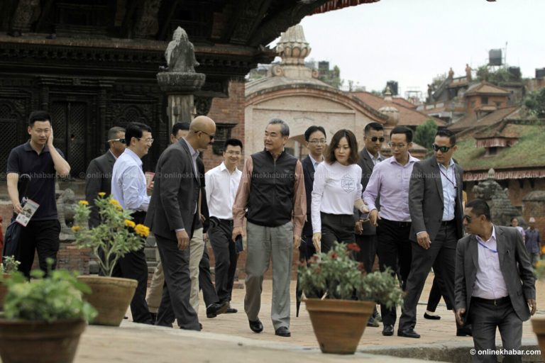 भक्तपुरमा सेल्फी खिच्दै चिनियाँ विदेशमन्त्री : मलाई पर्यटकजस्तै बन्न दिनुस् !