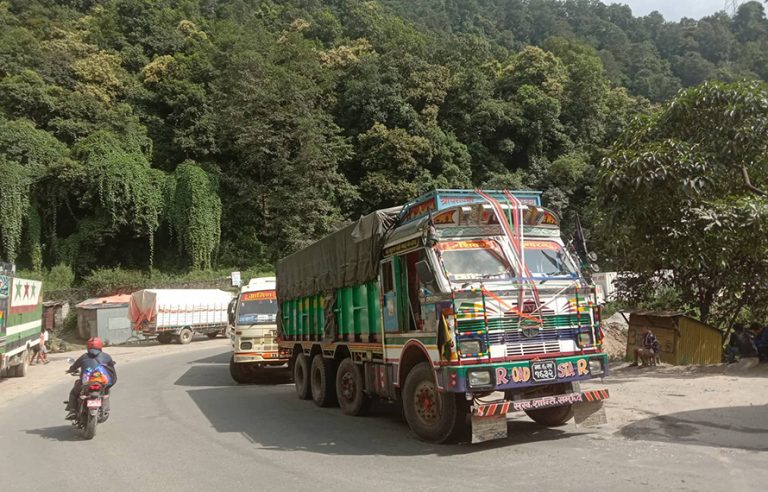 नौबिसे-मुग्लिन सडक खण्ड एक साता आंशिक बन्द हुने