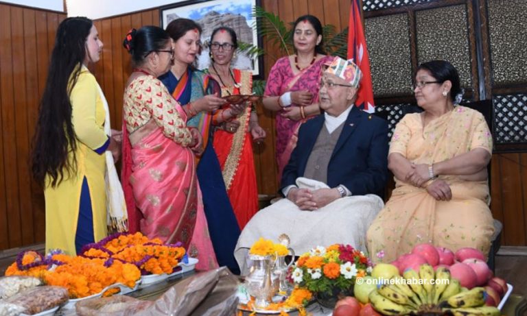 प्रधानमन्त्रीले लगाए ५ बहिनीको हातबाट भाइटीका